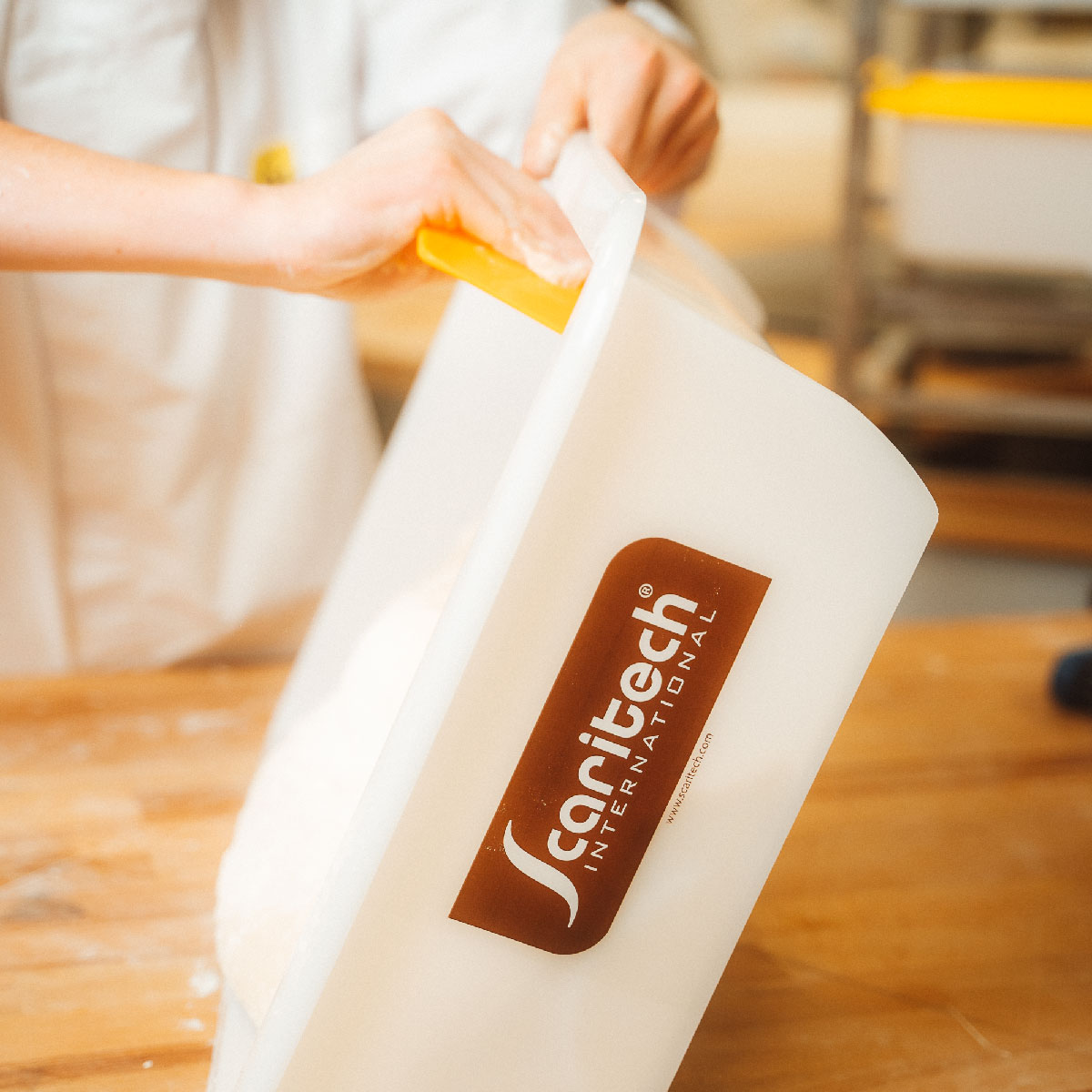 Curving 20L Container